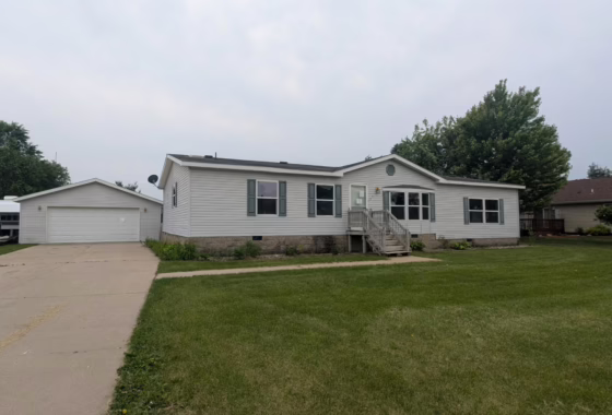 6738608 204 6th Street W