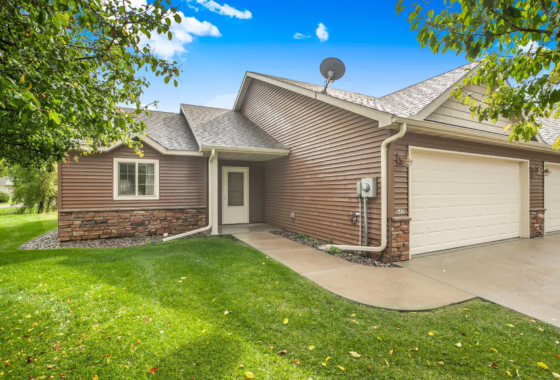 6826161 647 Cottonwood Avenue