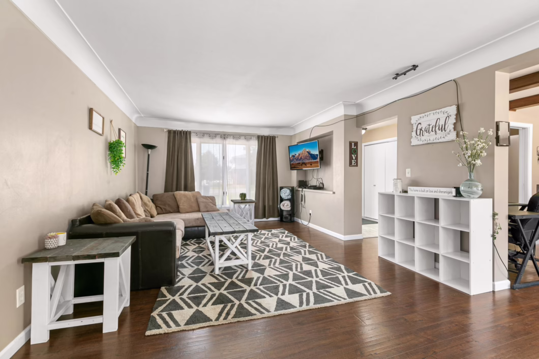 6595804 2640 Clearwater Road