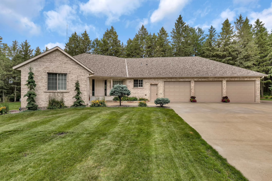 6491020 17196 223rd Avenue Nw