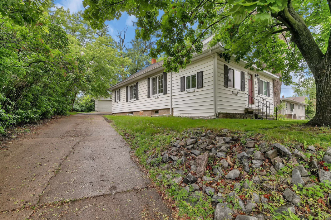 6733004 17 Riverside Avenue S