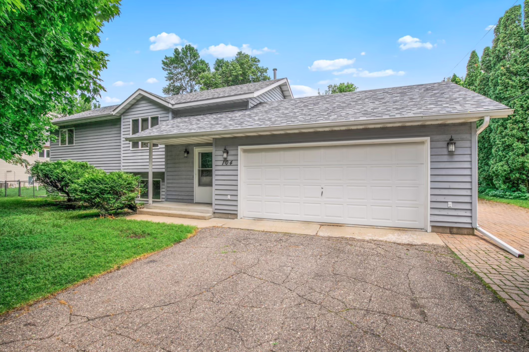 6742598 104 9th Avenue N