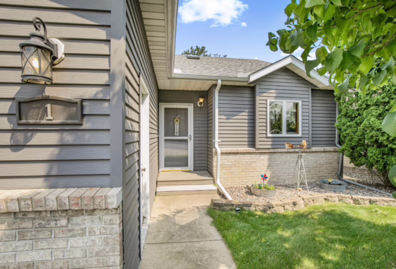 6763816 1 Pine Tree Court