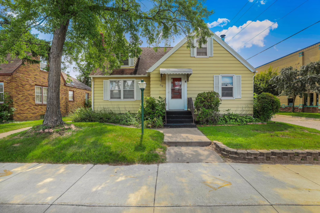 6774681 312 E Broadway