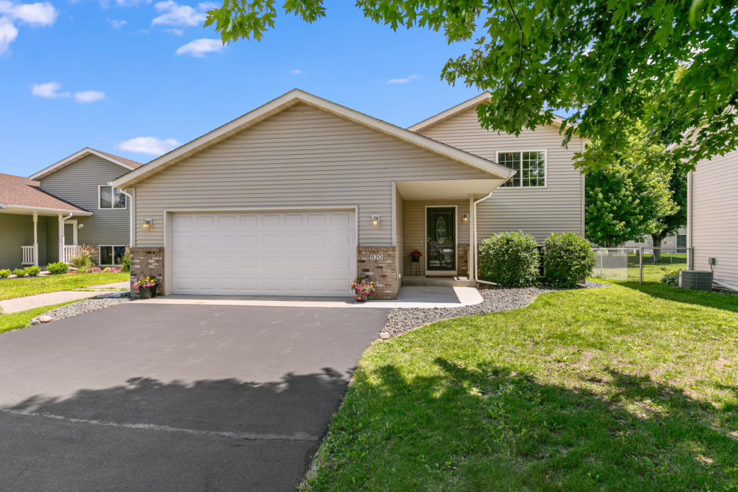 6560297 920 Savanna Avenue N