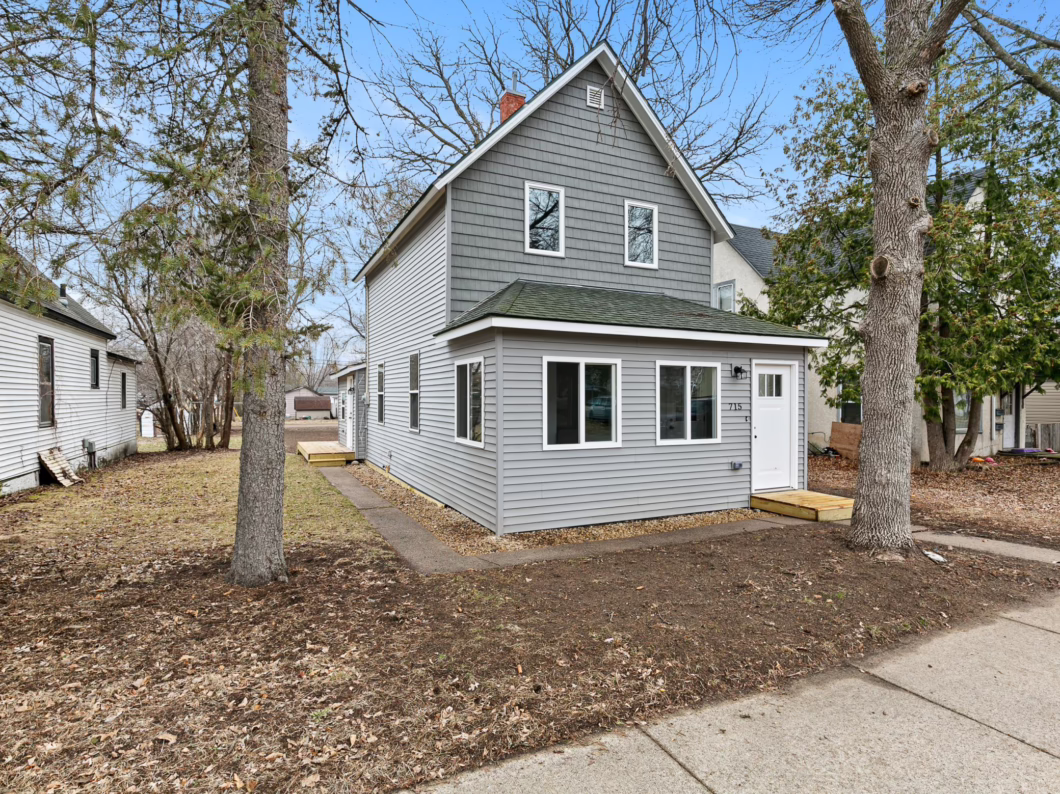 6697103 715 7th Street Ne