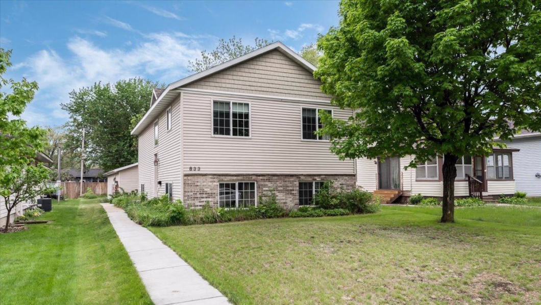 6721777 833 19th Avenue N