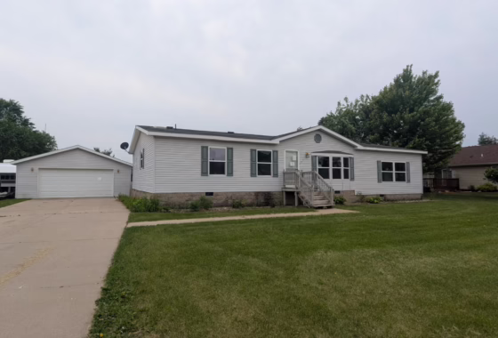 6779445 204 6th Street W