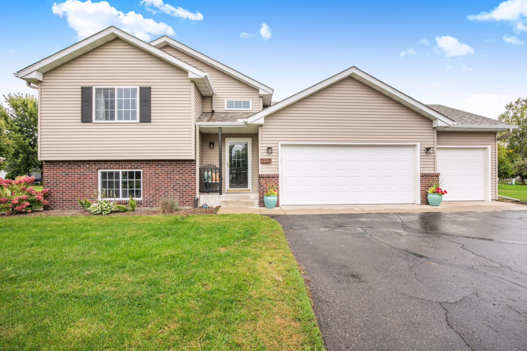 6791859 312 10th Avenue N