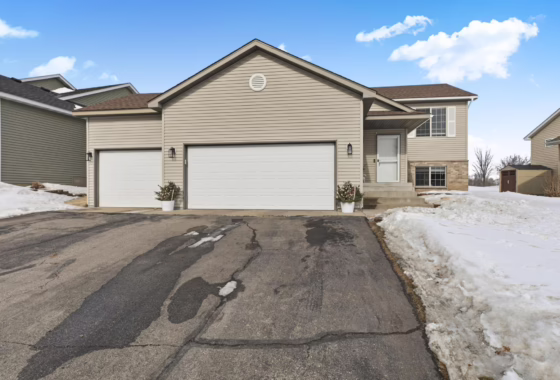 7017434 1525 Park View Lane Ne