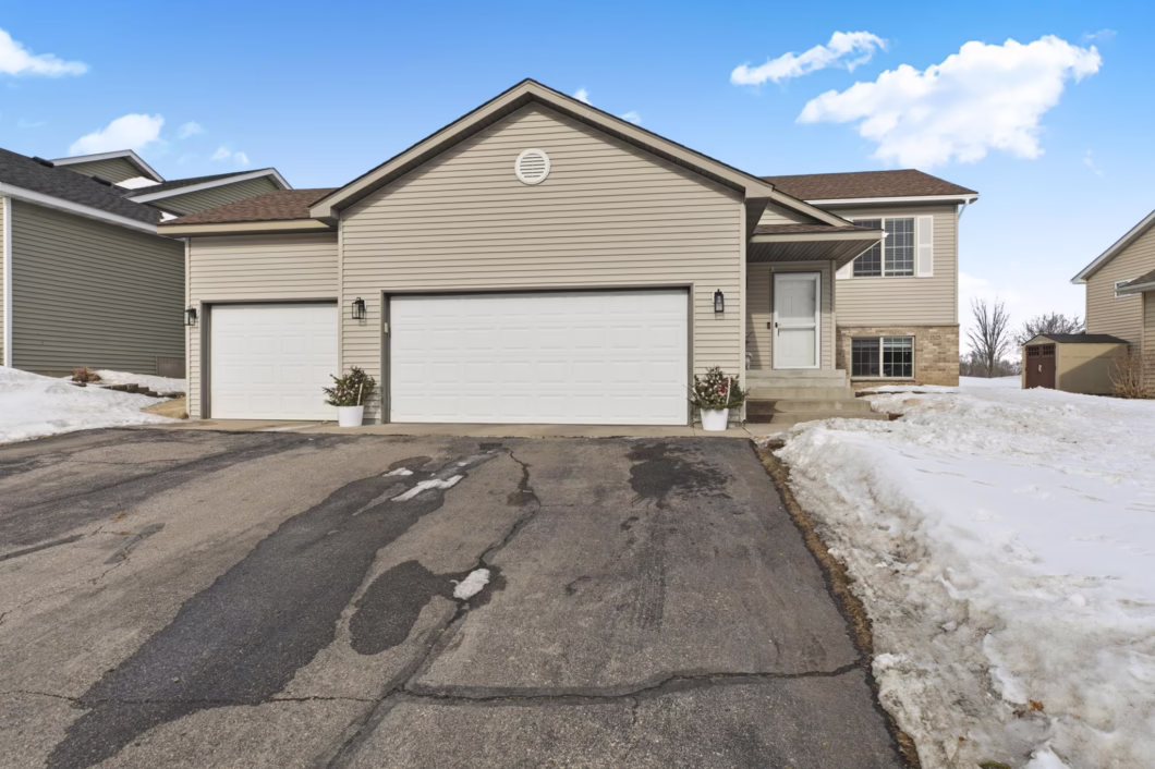 7017434 1525 Park View Lane Ne
