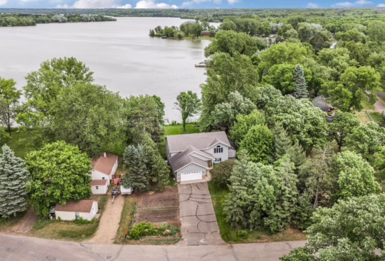 7047255 9900 W Lake Court