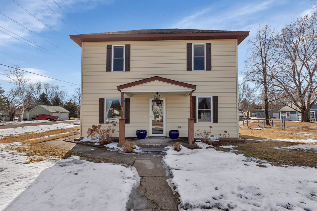 6671899 153 1st Street Se