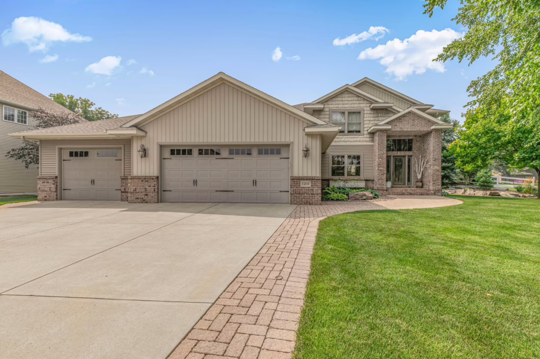 7046024 1201 Huntington Drive S