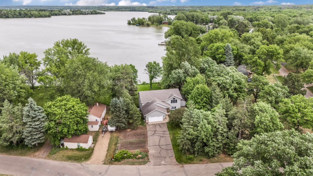 7047255 9900 W Lake Court