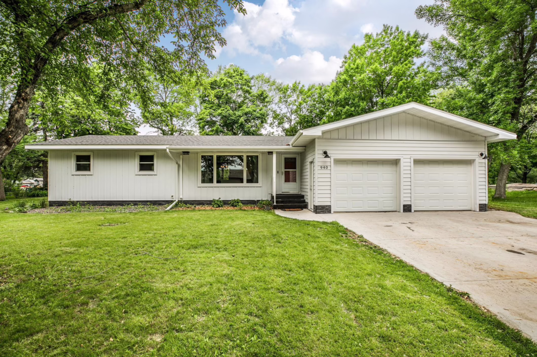 7085215 940 Hamlet Drive N
