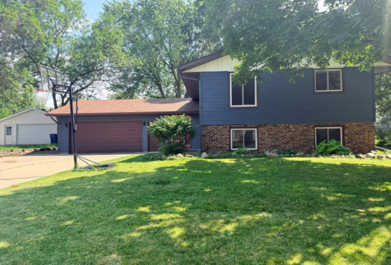 7096568 746 11 1/2 Street N