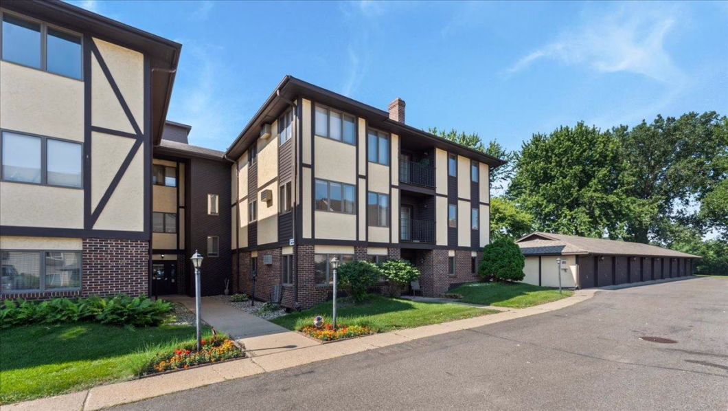 6756063 245 Park Avenue S 206