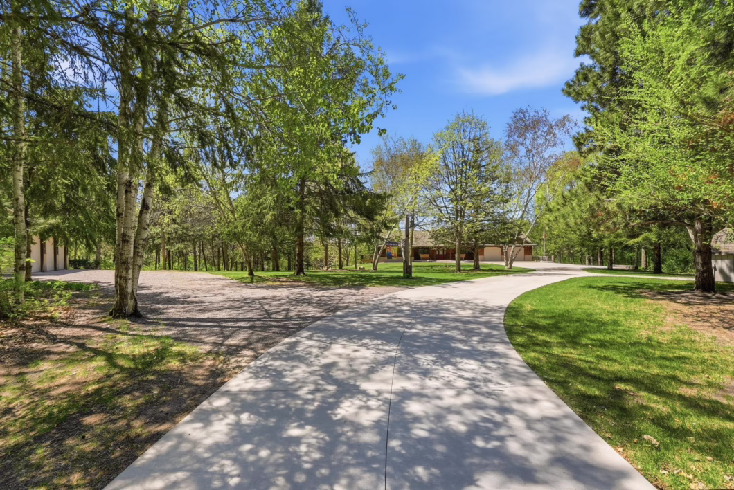 7013524 9025 Burton Court Nw