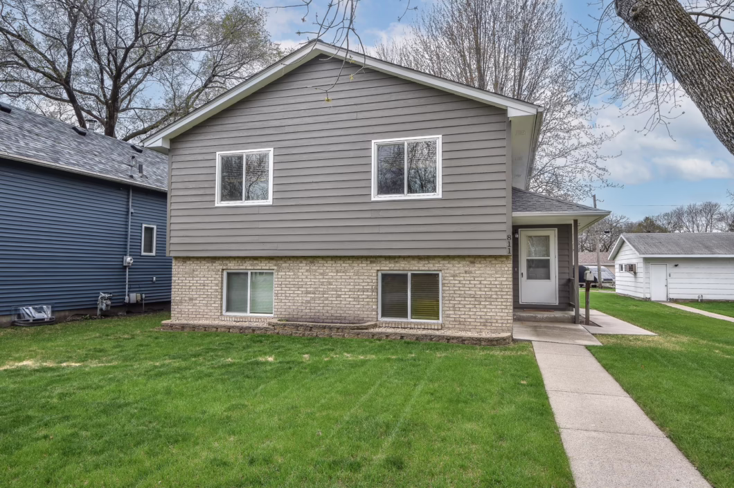 7056395 811 Broadway Avenue S