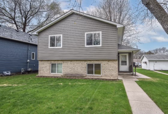 7056395 811 Broadway Avenue S
