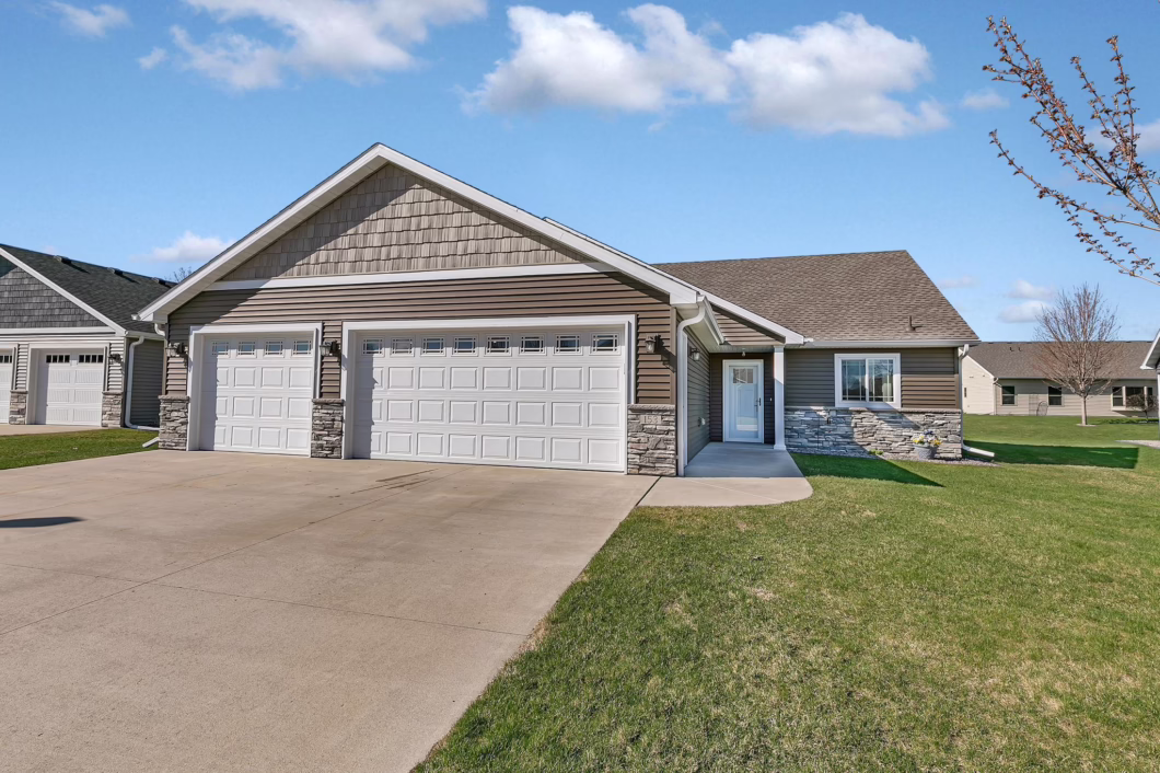 7062989 153 Glenview Loop