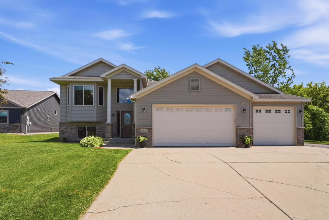 7080387 1306 Iris Lane Ne