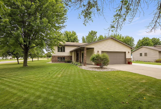 7106814 515 Main Street E