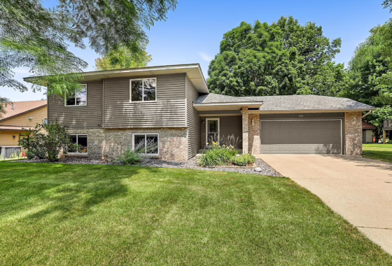 7111431 737 4th Street N
