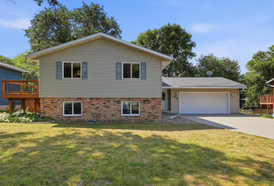 7126051 736 11th Street N