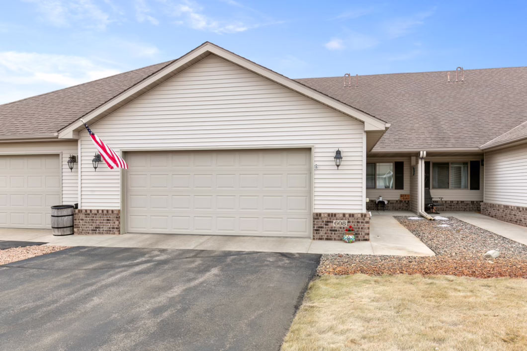 6488505 608 Graceview Drive