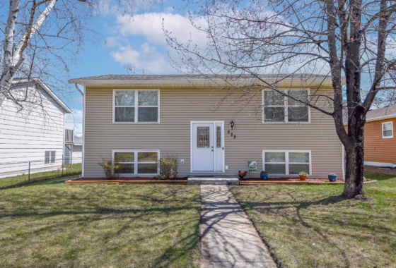 7056569 822 10th Avenue Se