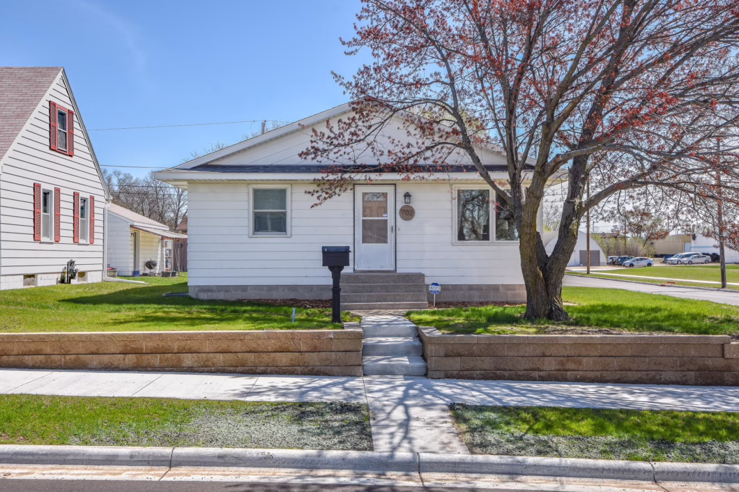 7059083 702 28th Avenue N