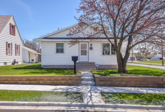 7059083 702 28th Avenue N