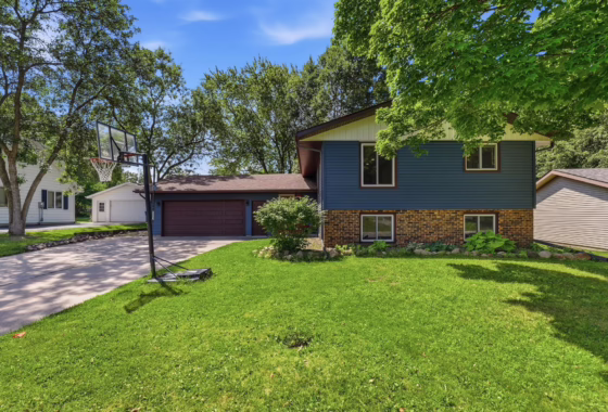 7096568 746 11 1/2 Street N
