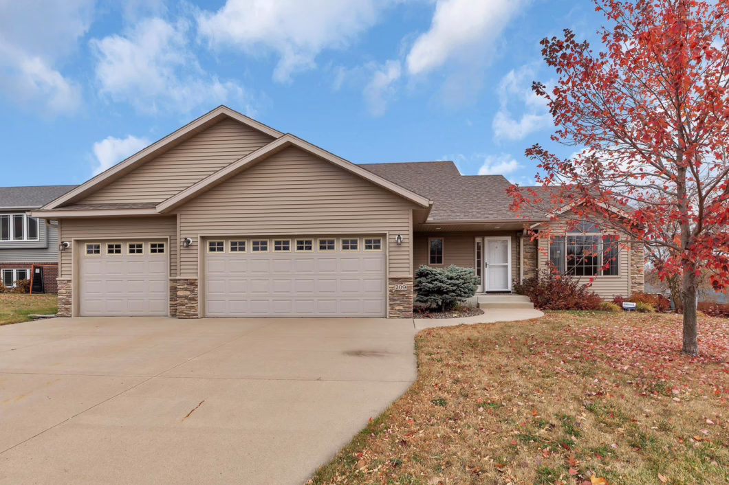 6623645 209 Iverson Street W