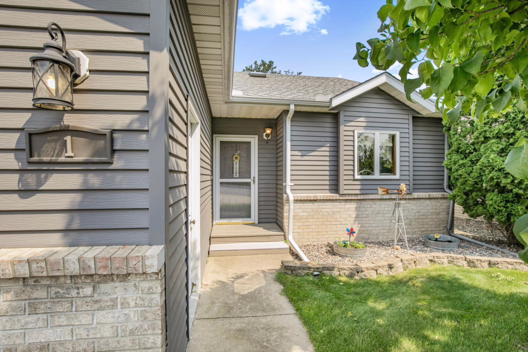 6763816 1 Pine Tree Court